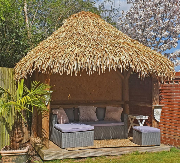 Area Gazebo dengan Daun Kelapa